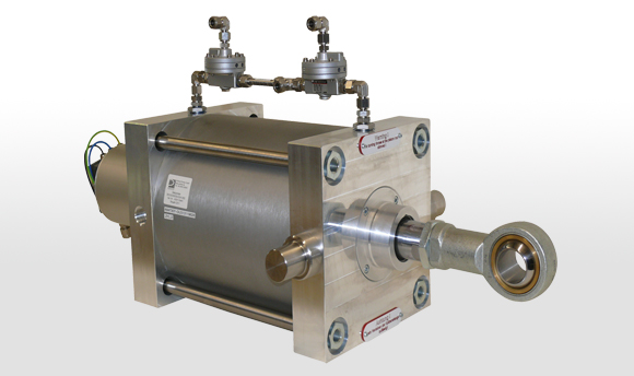 Actuator with control of the curve